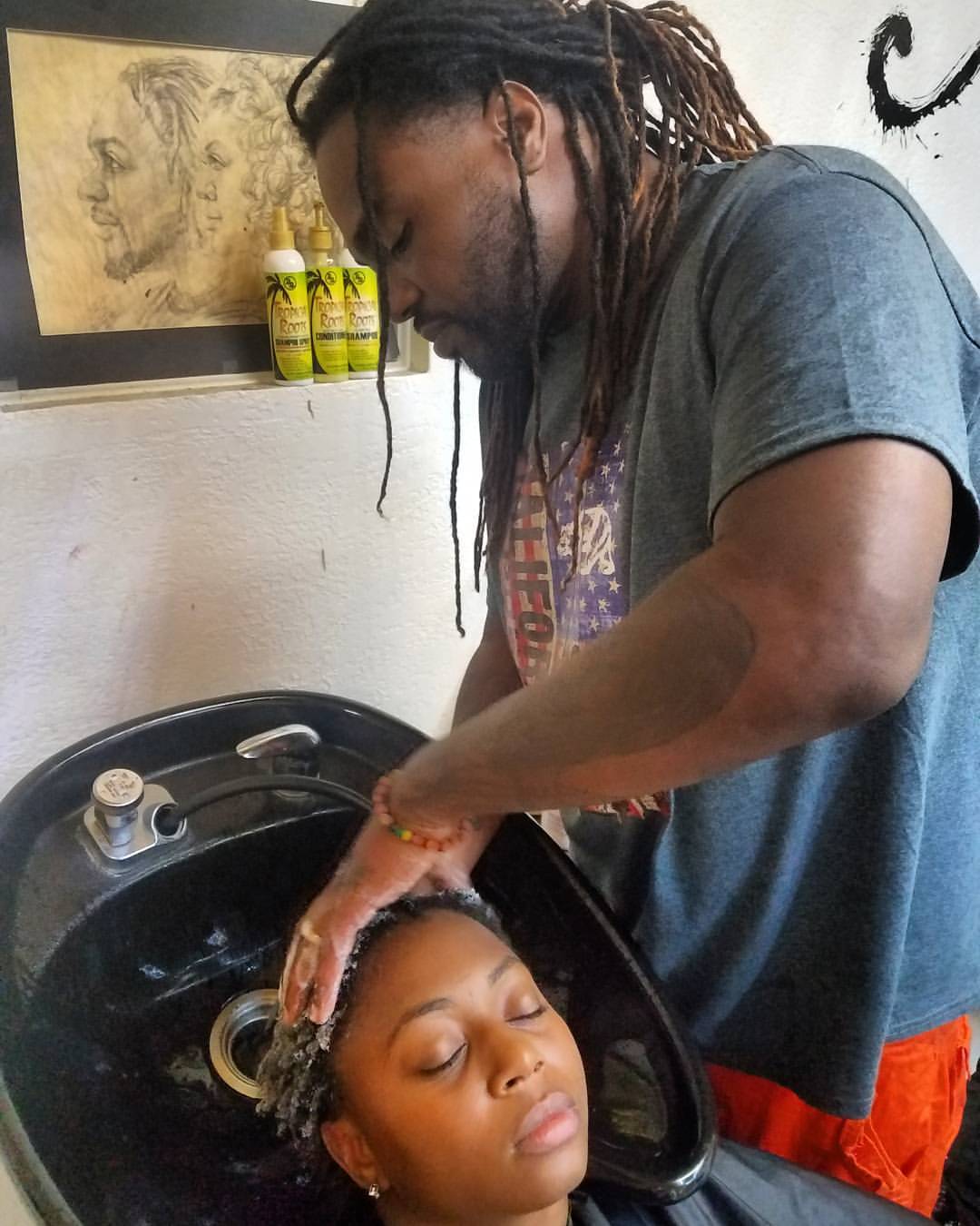 loctician treating hair